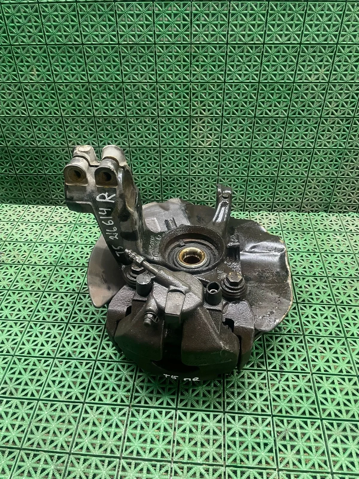 Кулак поворотный VOLKSWAGEN TRANSPORTER T5 2004- 85мм правый б/у TRANSPORTER T5(2003-2015)