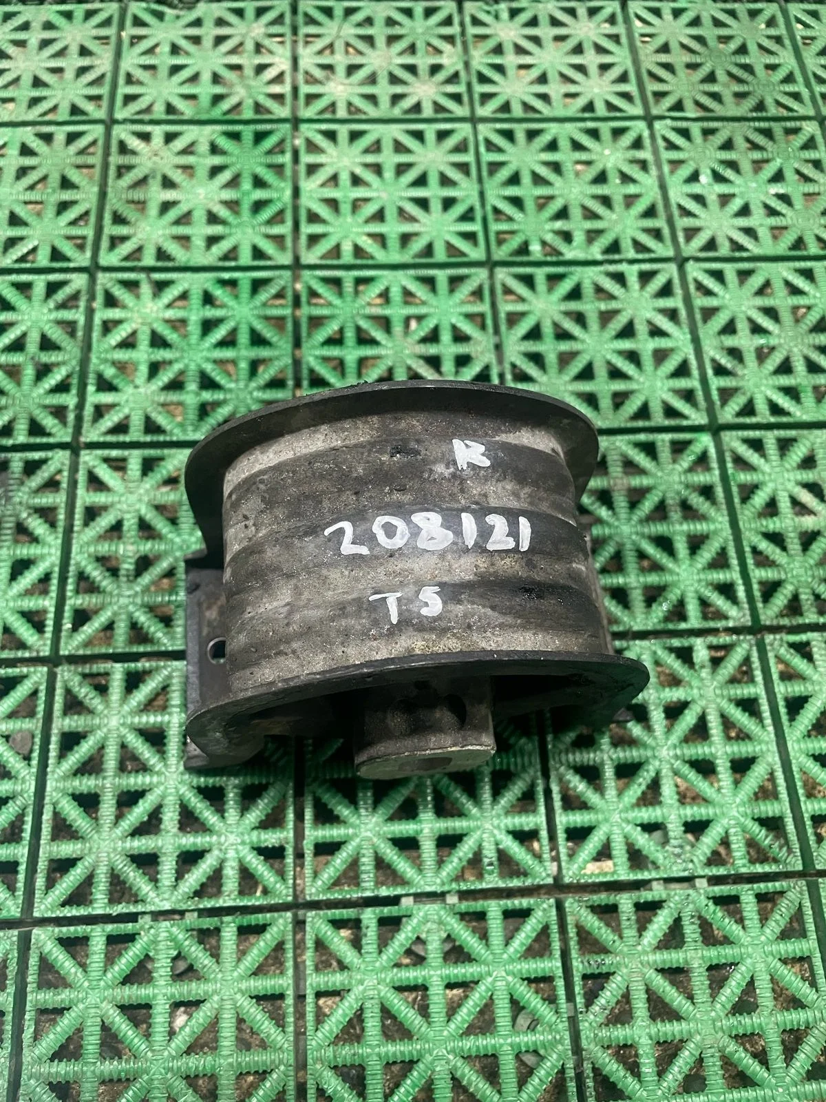 Подушка, опора двигателя VOLKSWAGEN TRANSPORTER T5 NEX 2010- правая б/у TRANSPORTER T5(2003-2015)