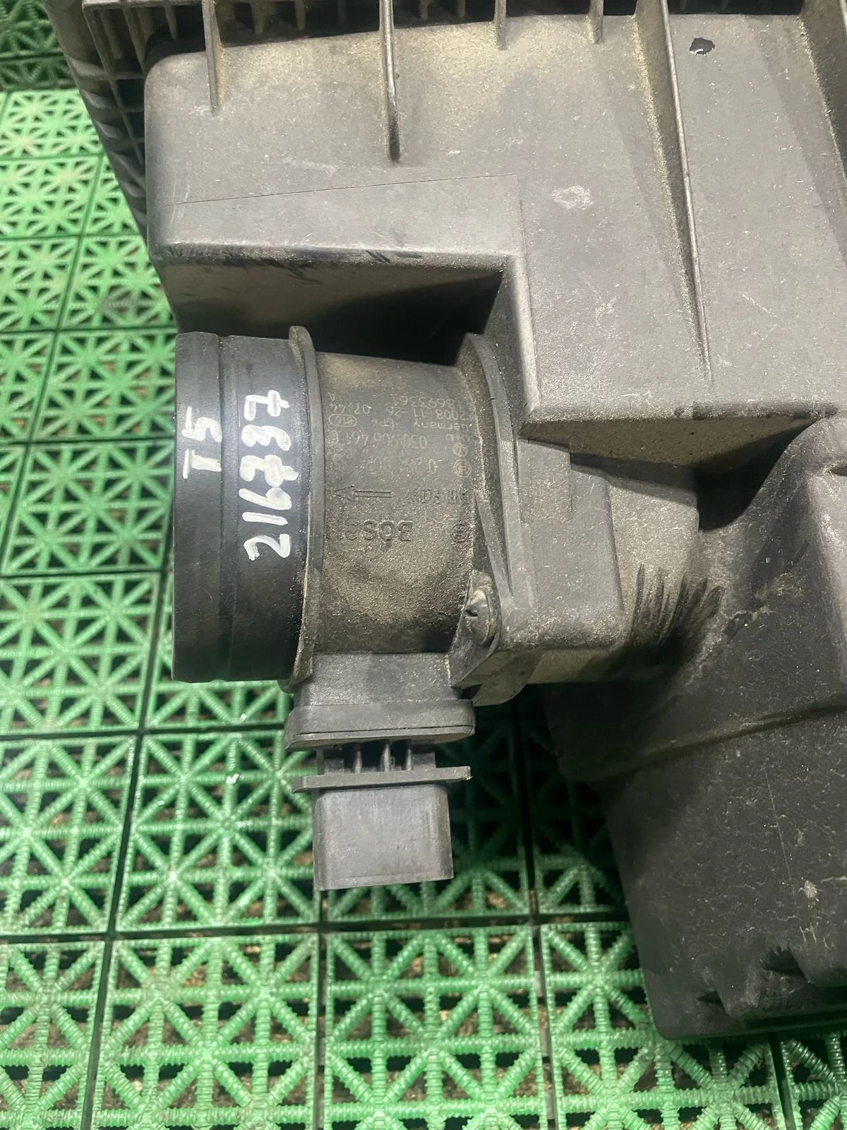 Расходомер воздуха AUDI A3, A4 8E, SKODA OCTAVIA 1U/1Z, VOLKSWAGEN GOLF 5, PASSAT B6 2,5 BNZ TDI 2004- о 2/5 б/у A3(2004-2013);OCTAVIA 1Z(2004-2012);GOLF 5(2004-2009);GOLF 5+(2005-2014);JETTA 5(2005-2009)