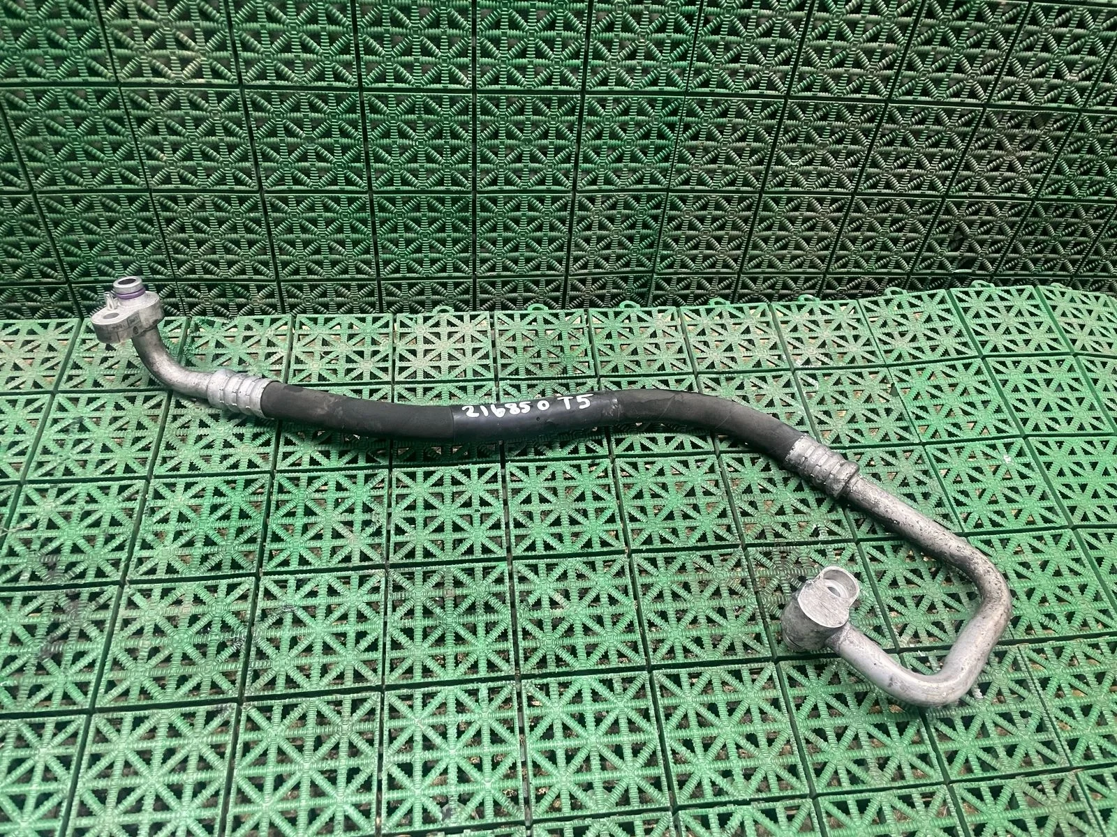 Шланг, трубка кондиционера, хладогента VOLKSWAGEN TRANSPORTER T5 2005- рад.компрес б/у TRANSPORTER T5(2003-2015)