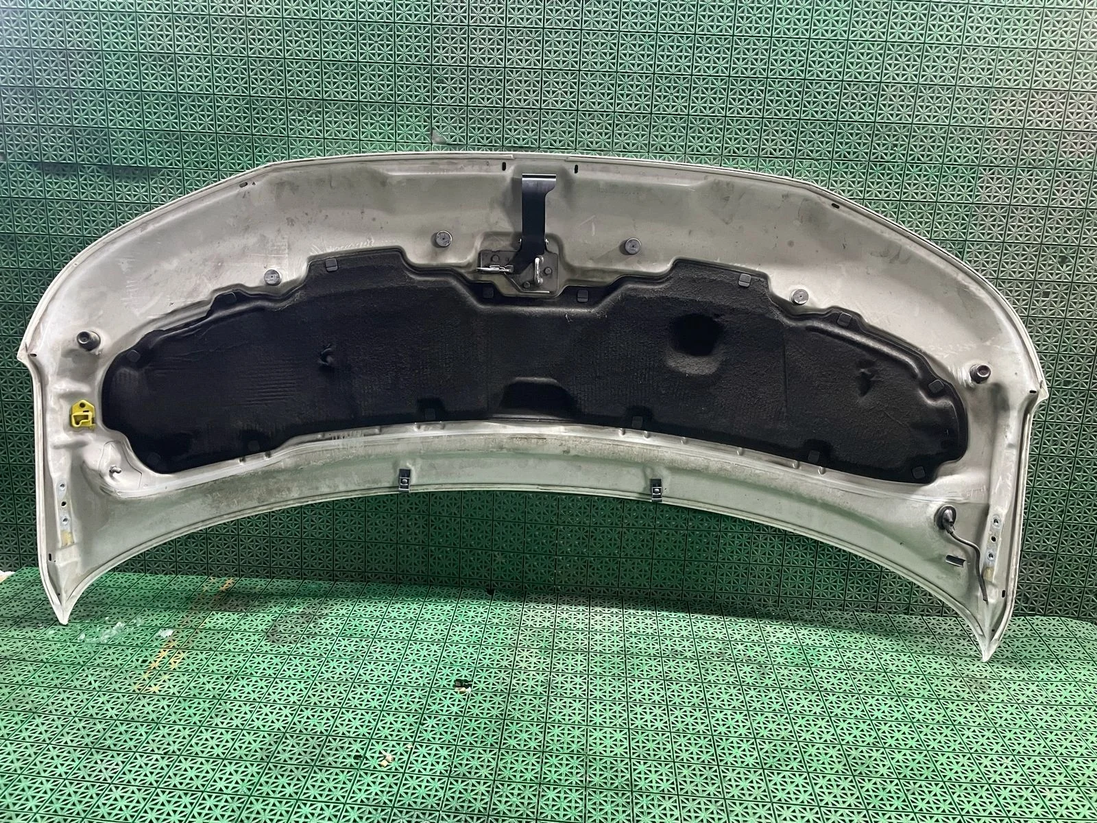 Шумоизоляция капота VOLKSWAGEN TRANSPORTER T5 2010- б/у TRANSPORTER T5(2003-2015)