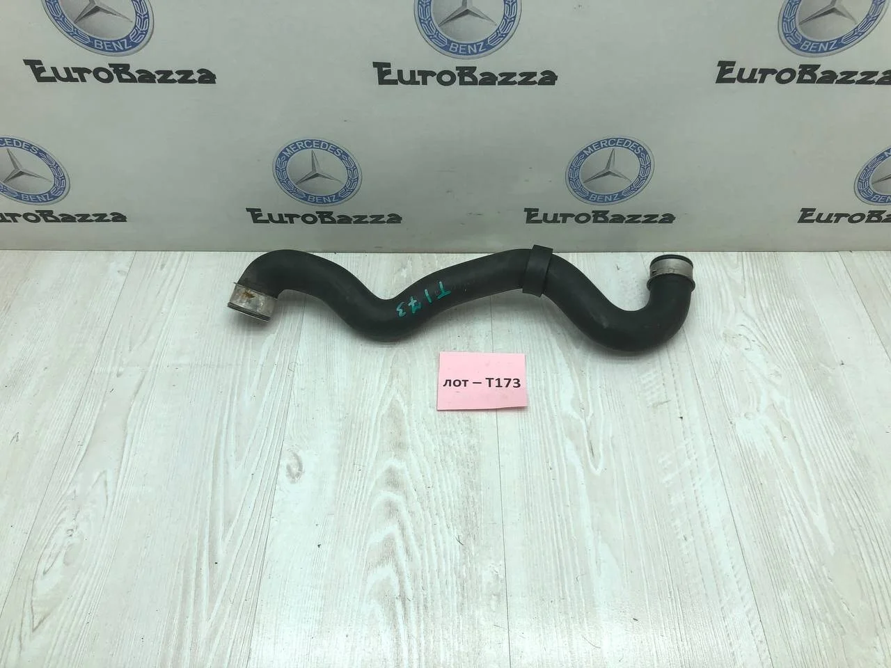 Патрубок радиатора верхний левый Mercedes W203