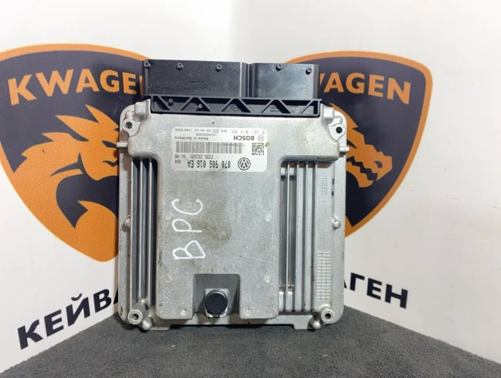 Блок управления двигателем Volkswagen Transporter 2008 T5