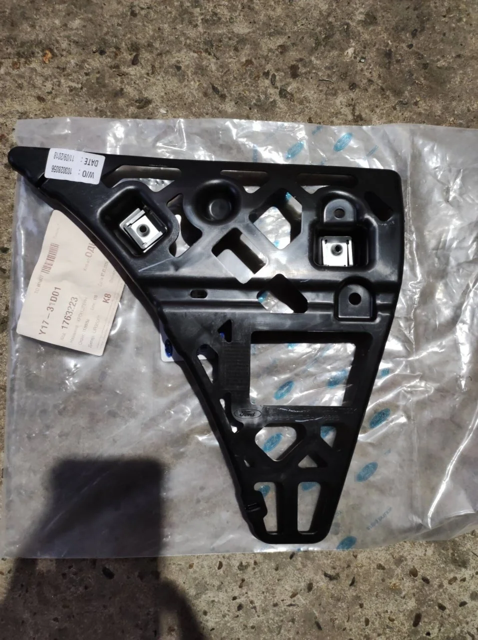 Кронштейн бампера Ford Transit 4 1763223, передний правый