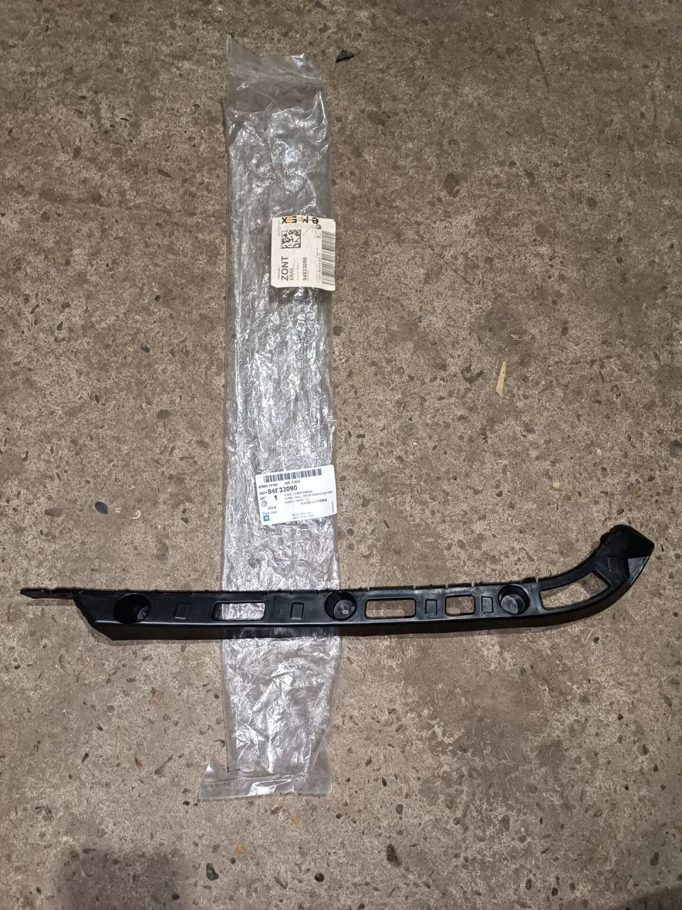 Кронштейн бампера Chevrolet Cruze 94833090, задний левый