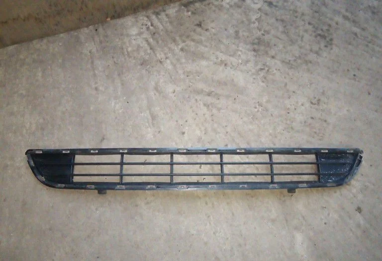 Решетка бампера Kia Sportage 4 86569F1000, передняя