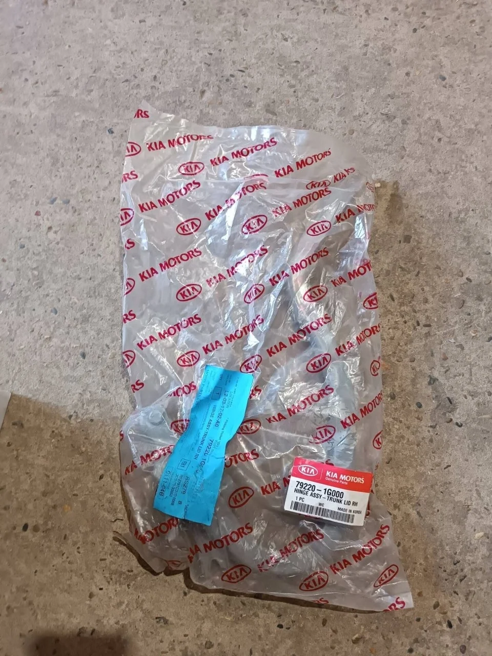 Петля багажника Kia Rio 2 2005-2009 792201G000, правая