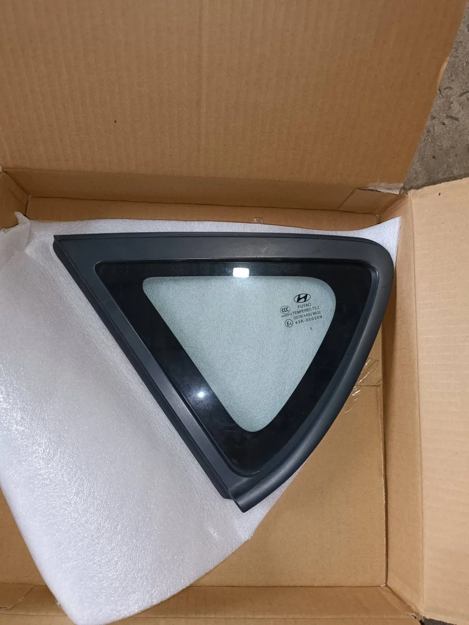 Стекло крыла Hyundai Solaris 2010-2014 878104L200, заднее левое