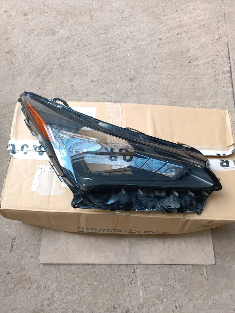 Стекло фары Lexus NX I 8113178180, правое