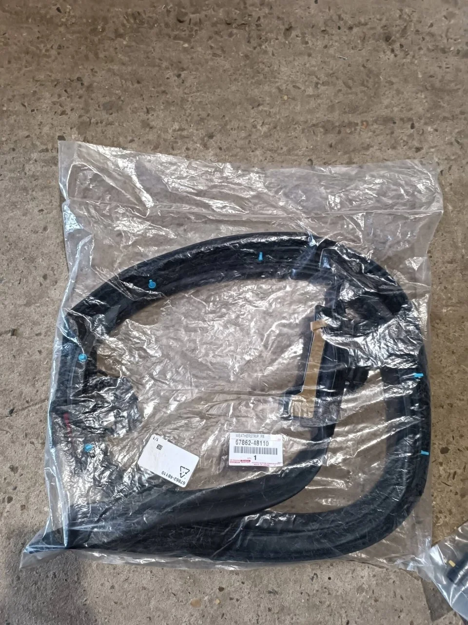 Уплотнитель двери Lexus RX IV 6786248110, передний левый