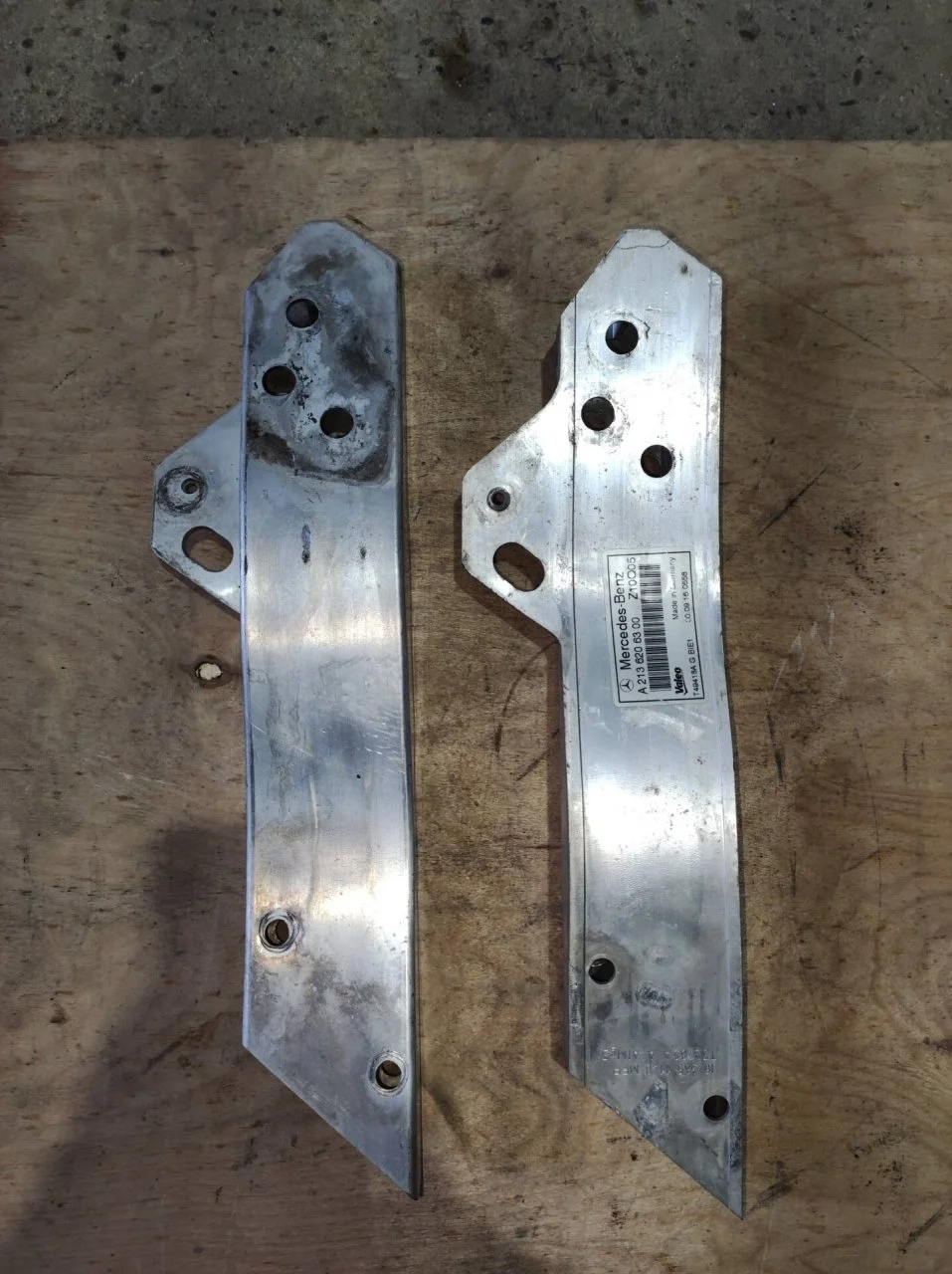 Кронштейн панели Mercedes E 2016-2021 A2136206300 W213, передний