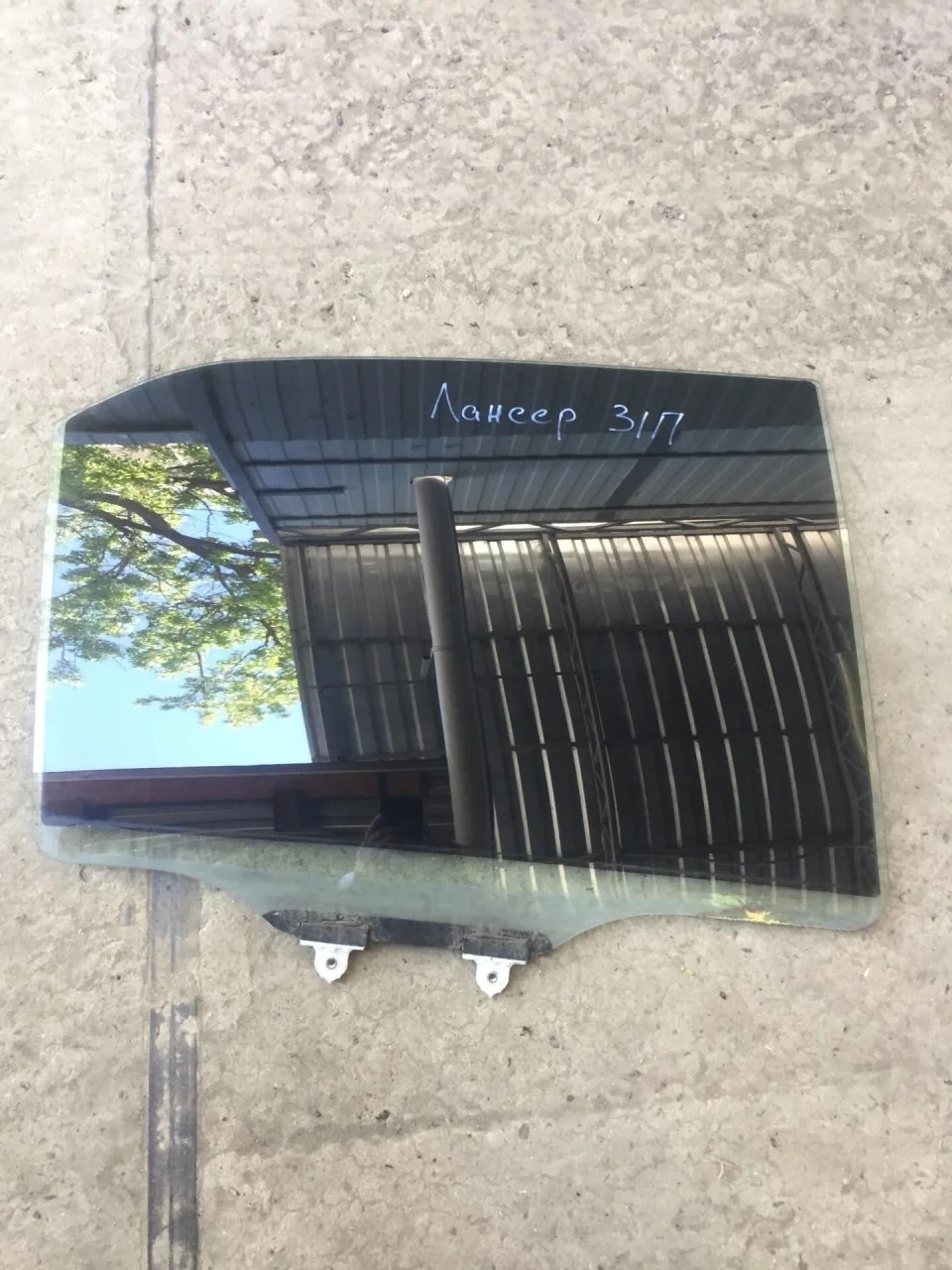 Стекло двери Mitsubishi Lancer 9 MR525742, заднее правое