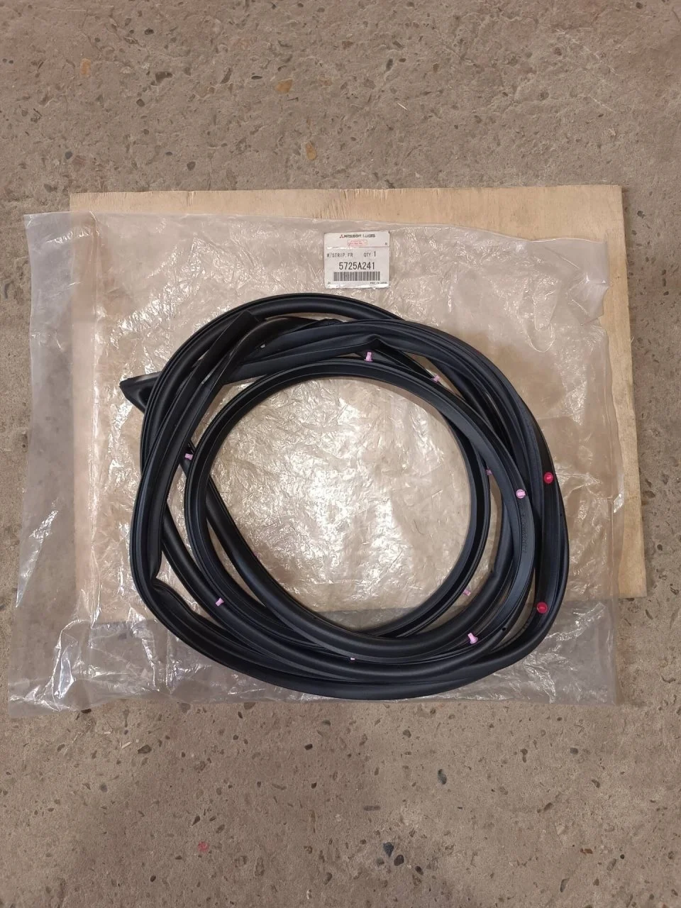 Уплотнитель двери Mitsubishi Outlander 3 5725A241, передний