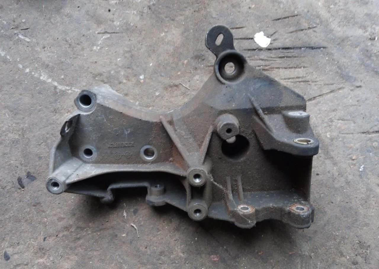 Кронштейн генератора Renault Logan 7700273712