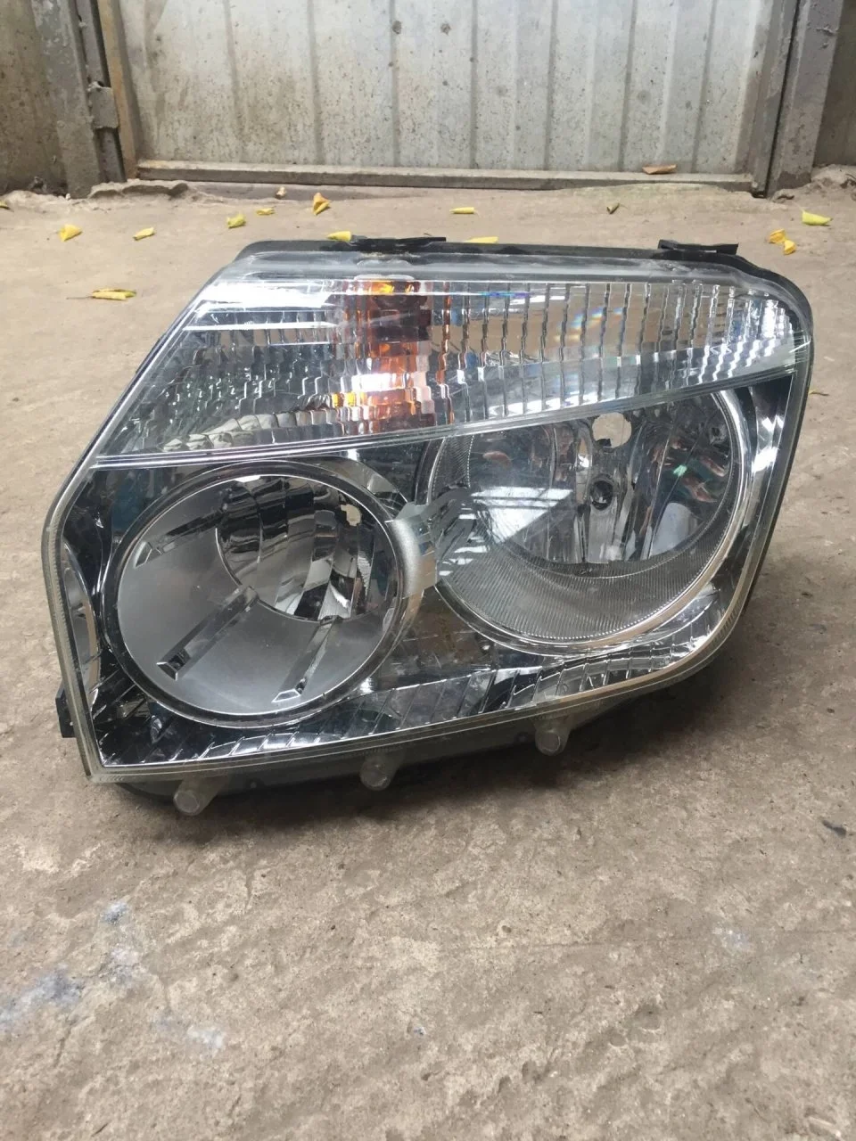 Блок фары Renault Duster 1305236683, левый