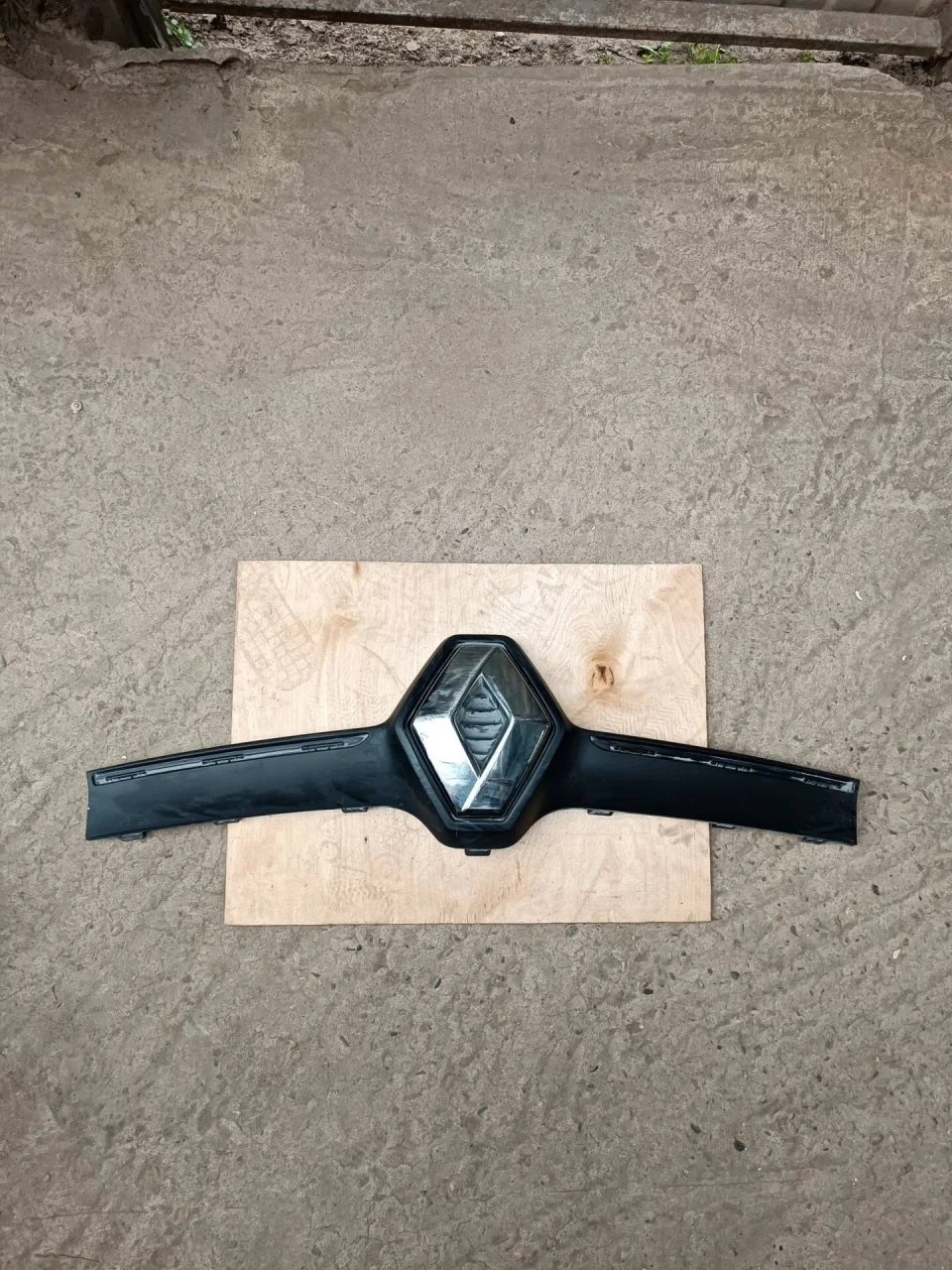 Молдинг решетки радиатора Renault Sandero 2 623826051R