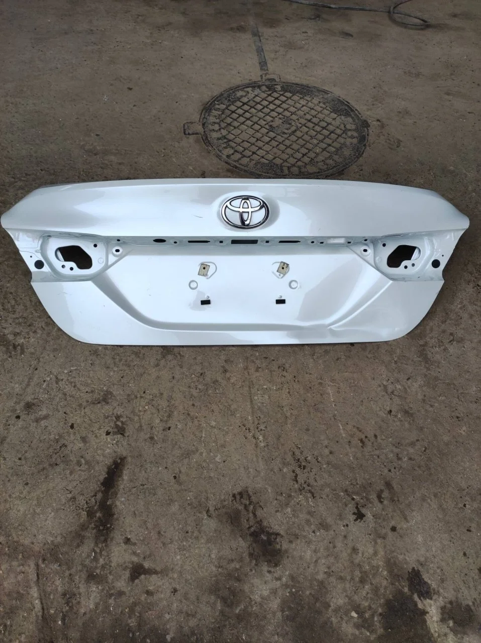 Крышка багажника Toyota Camry V70 6440106F70