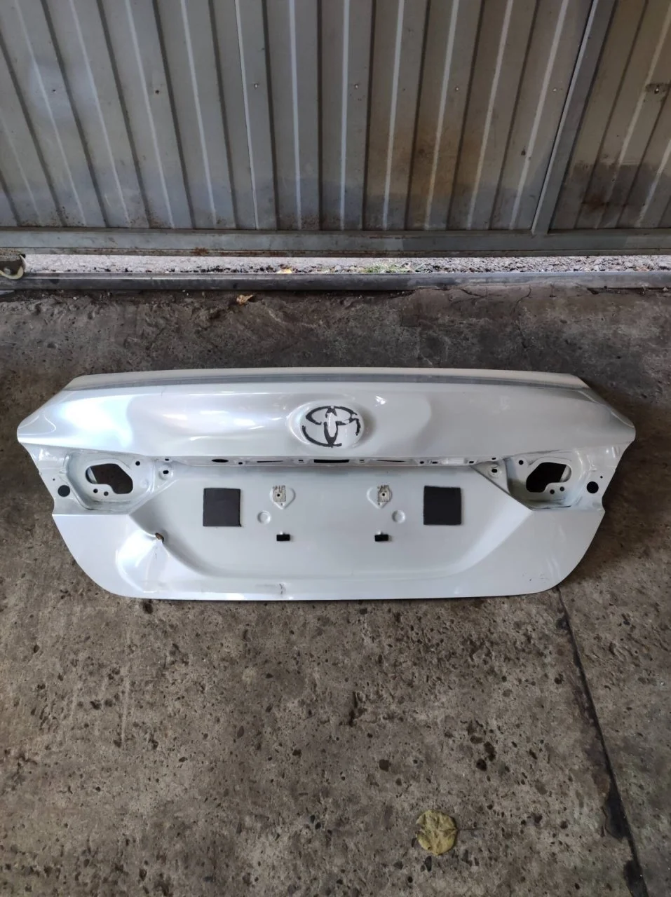 Крышка багажника Toyota Camry 6440106F70 V70