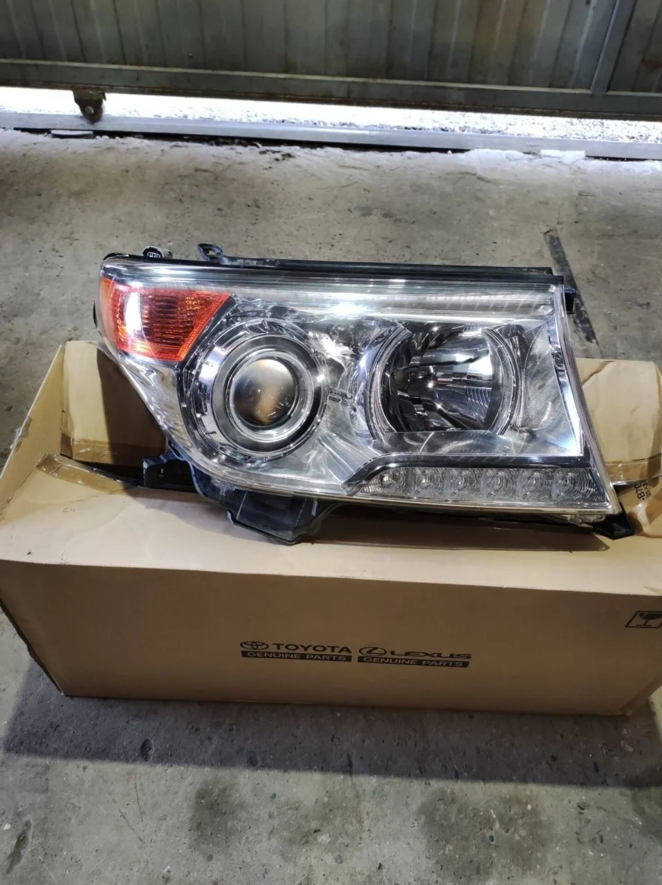 Блок фары Toyota Land Cruiser 200 8114560F30, правый