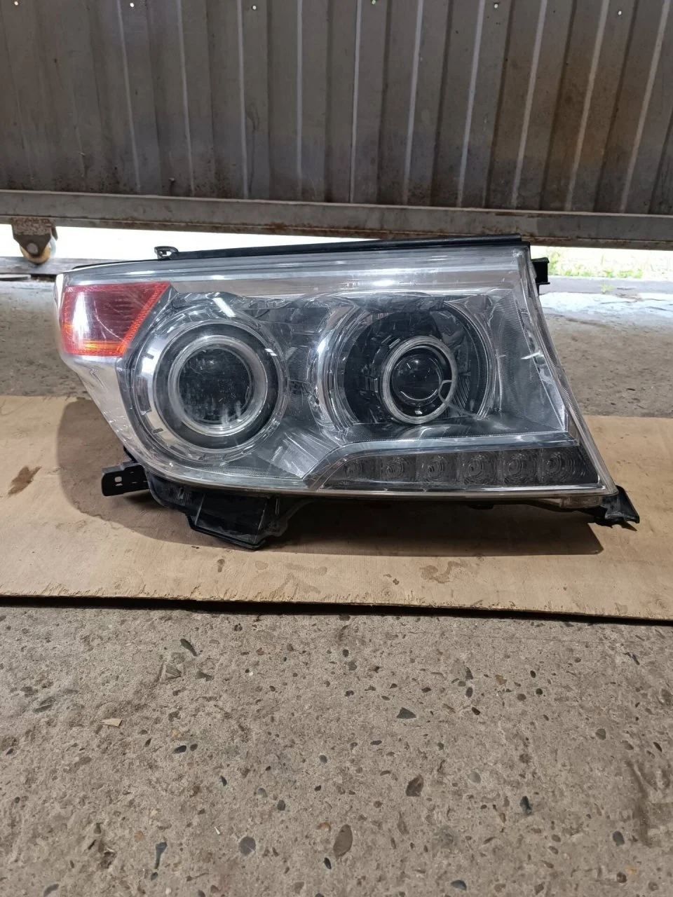 Блок фары Toyota Land Cruiser 200 8114560F30, правый