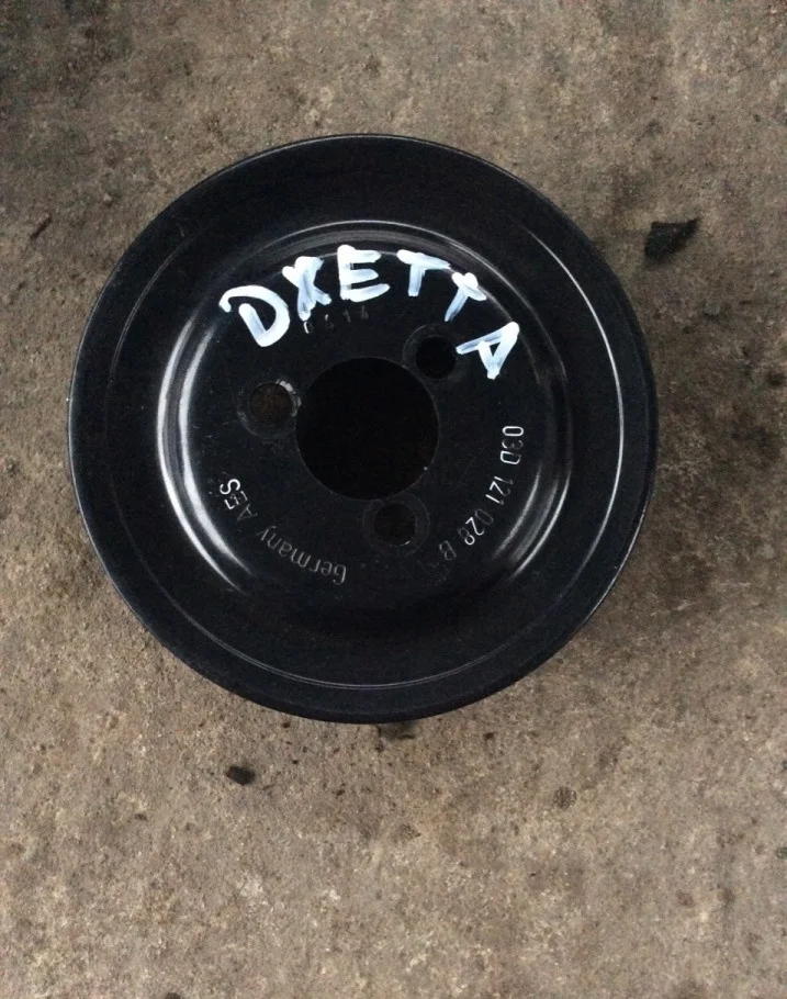Шкив помпы Volkswagen Jetta 6 03D121028B
