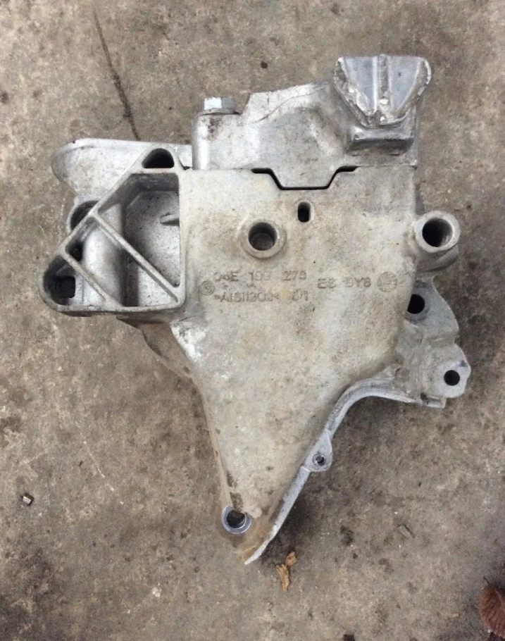 Кронштейн ДВС Skoda Octavia A7 04E199275