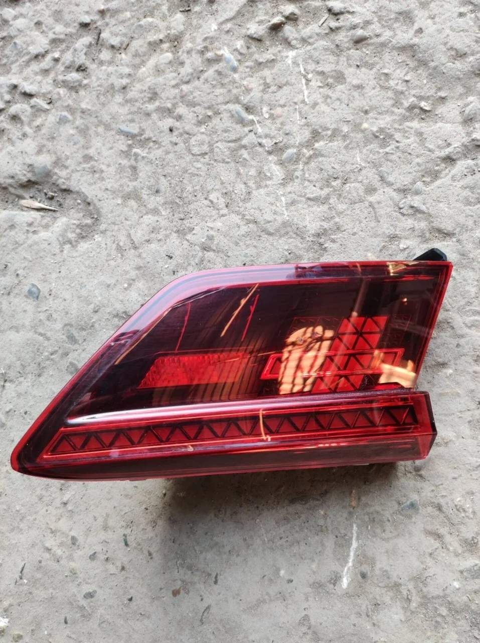 Фонарь внутренний Volkswagen Tiguan 2 5NA945307D, задний левый