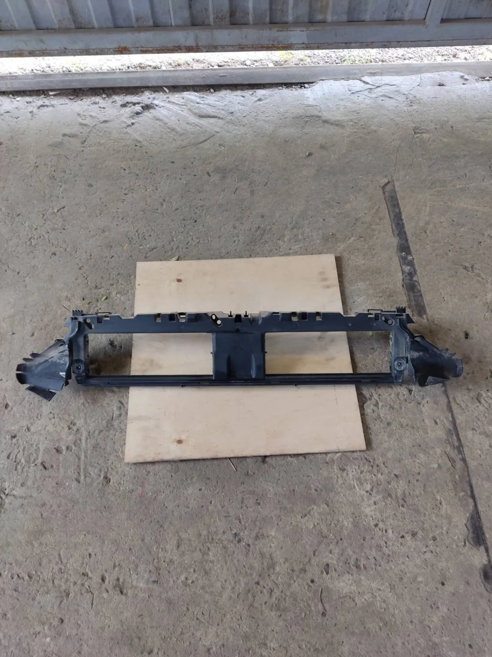 Каркас решетки радиатора Audi A4 B9 2015-2020 8W0807771