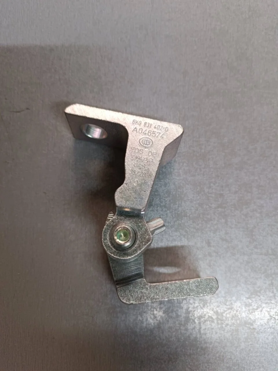 Петля двери Audi A5 8T 8K0831402D, передняя правая