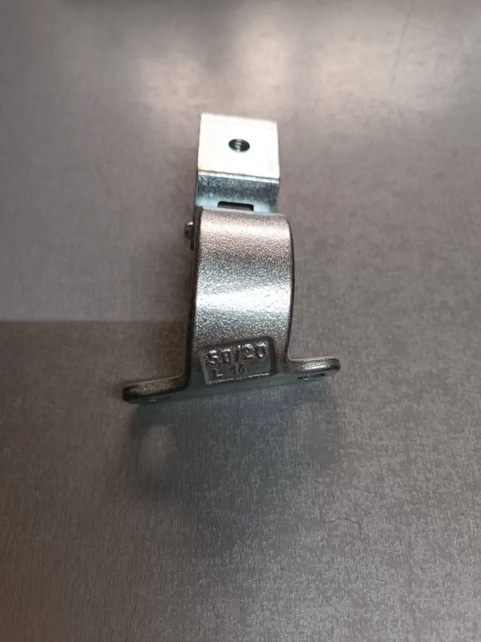 Петля багажника Skoda Rapid 5E0827301A, левая