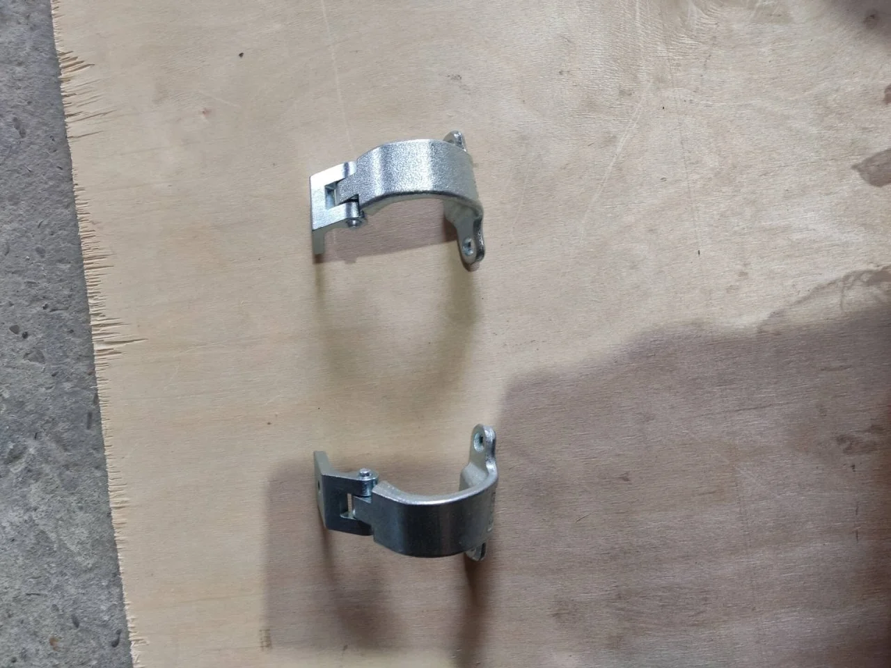 Петля багажника Skoda Rapid 2017-2020 5E0827301A