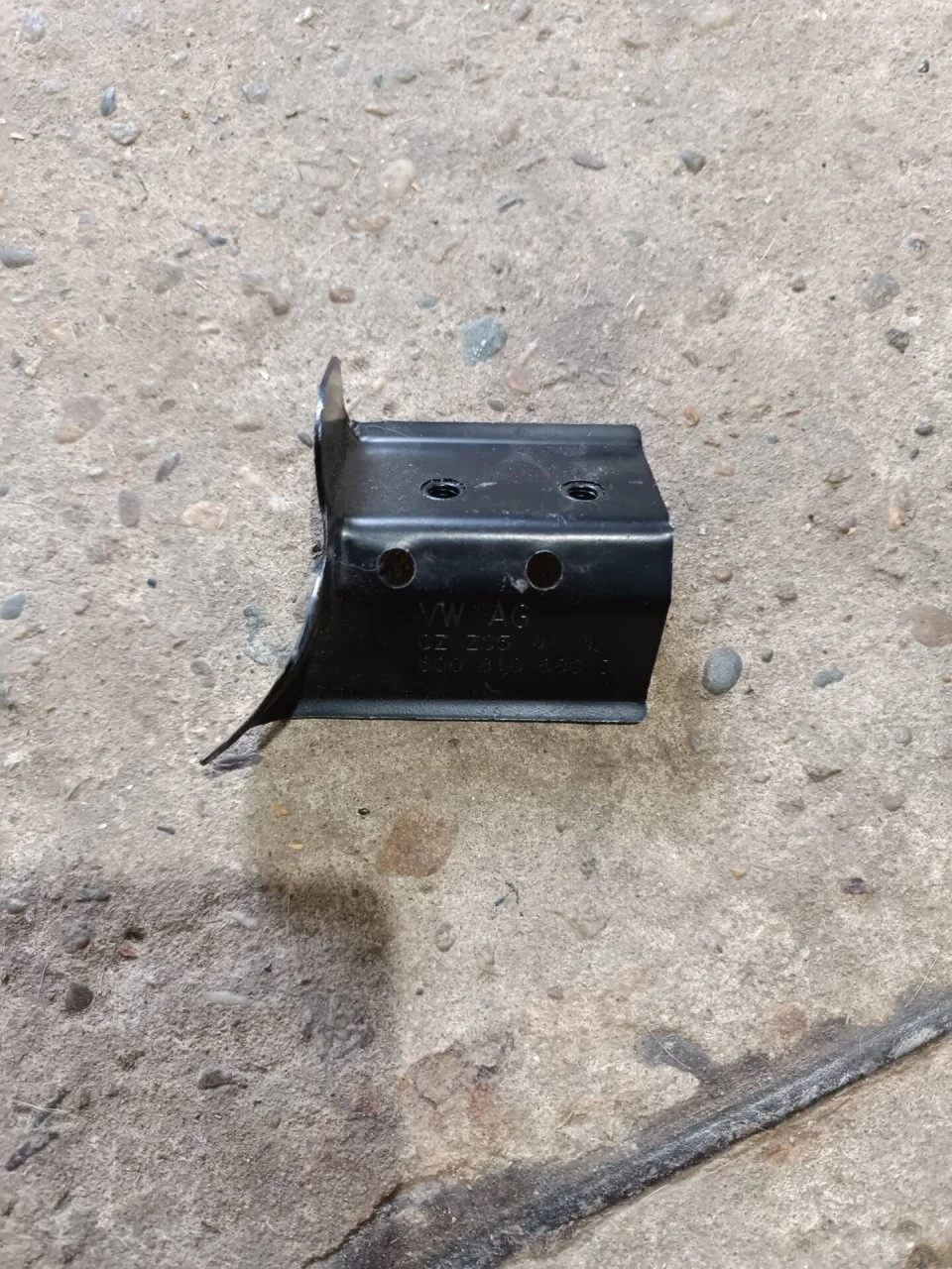 Кронштейн крыла Volkswagen Polo 5 rus 2009-2015 6Q0810680C, передний