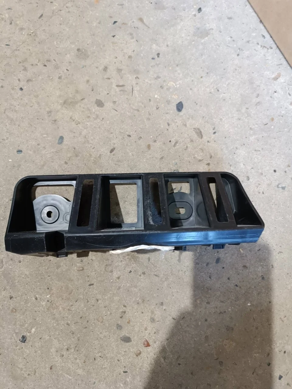 Кронштейн бампера Skoda Rapid 2012-2017 5JH807394A, задний правый