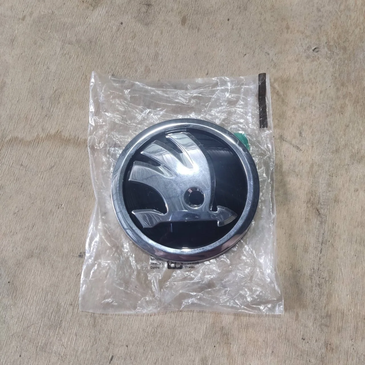 Эмблема багажника Skoda Rapid 3V0853621A