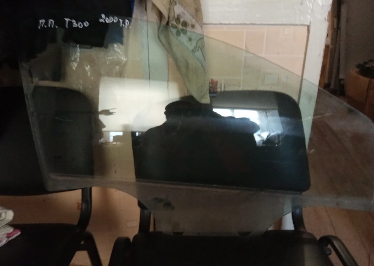 Стекло двери Chevrolet Aveo T300 95963638, переднее правое