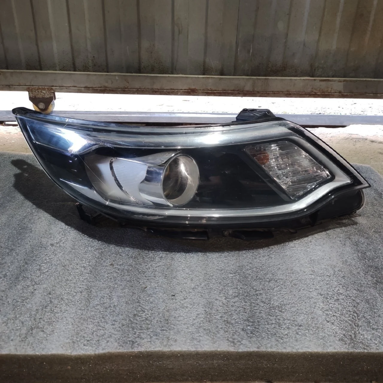 Фара галогеновая Kia Rio 3 921024X521, передняя правая