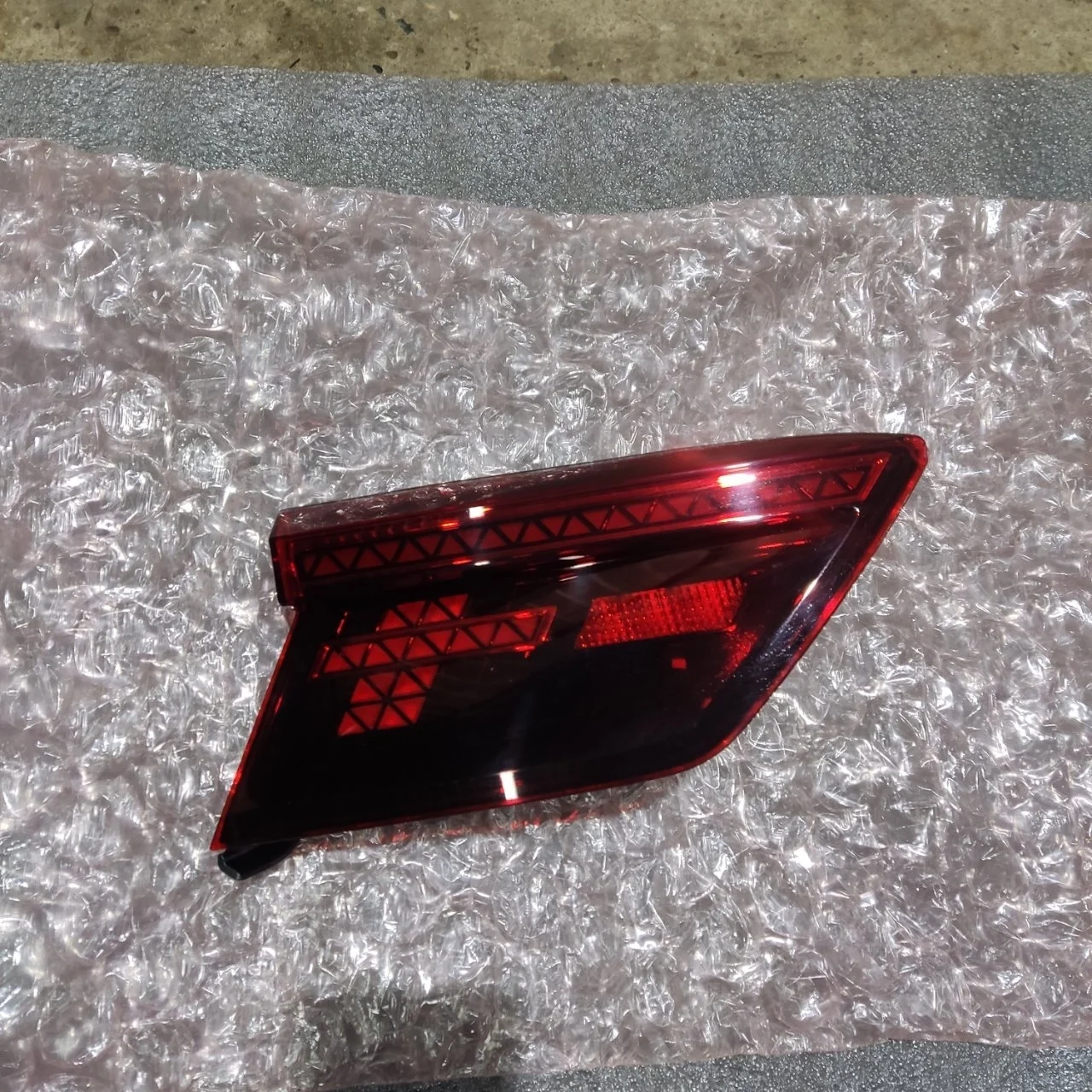 Фонарь внутренний Volkswagen Tiguan 2 2020 5NA945307D, левый