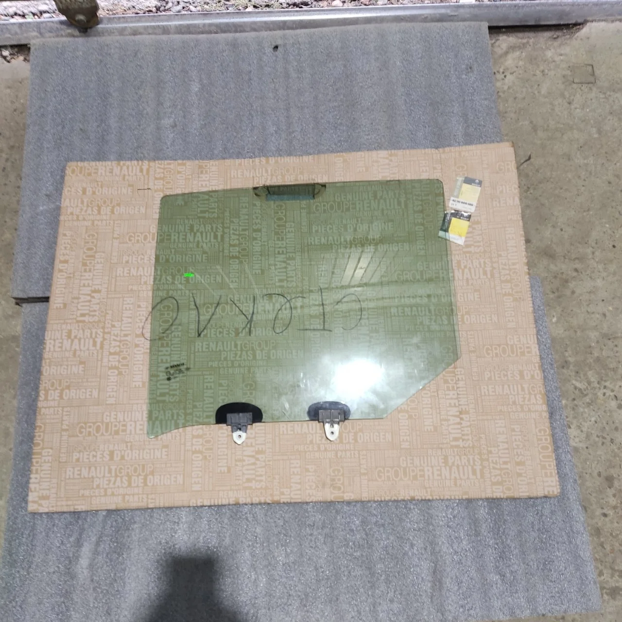 Стекло двери Renault Fluence 2013 823010020R, заднее левое