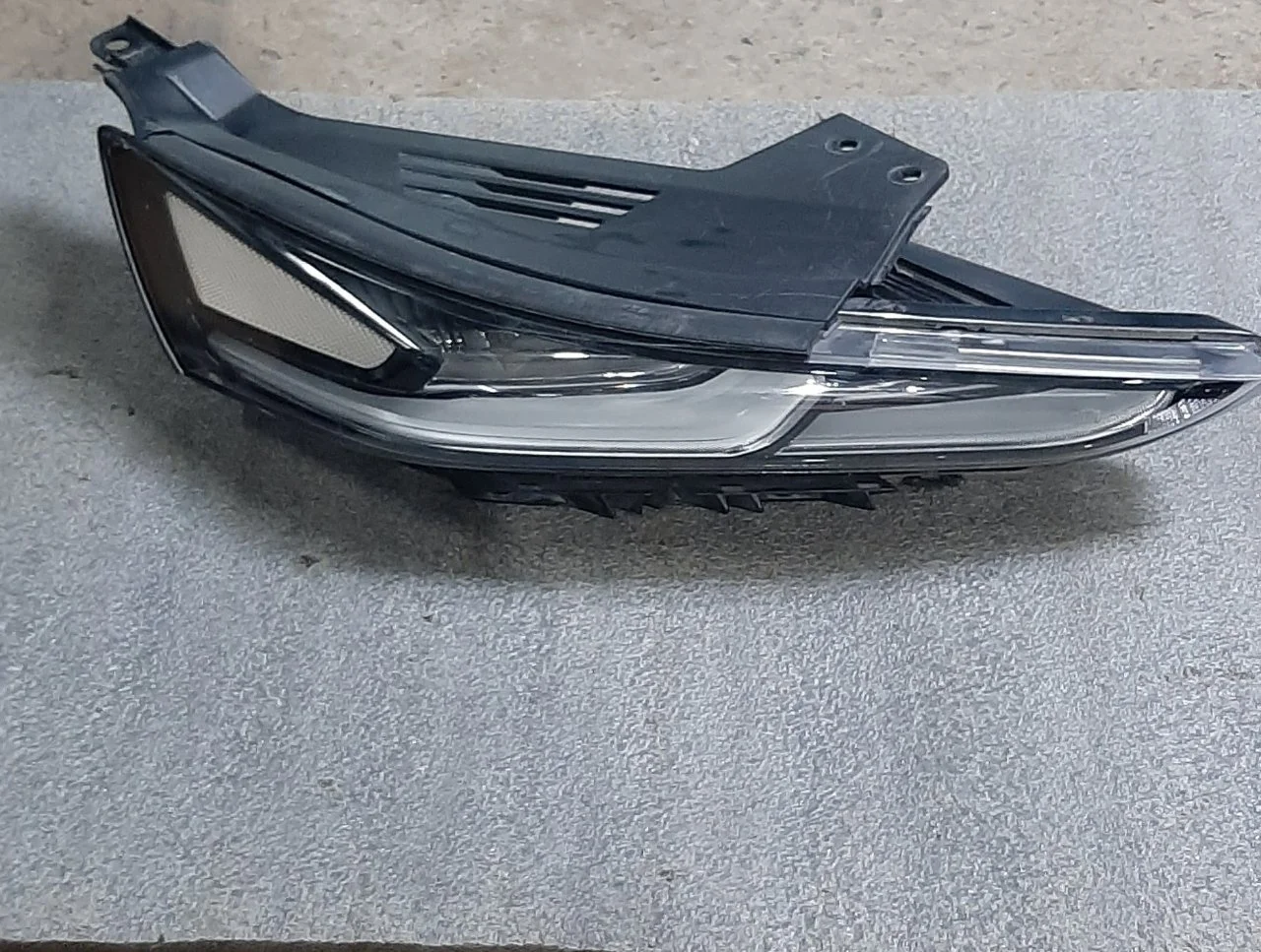 Дневной ходовой огонь Hyundai Santa Fe 4 92208S1000, передний правый