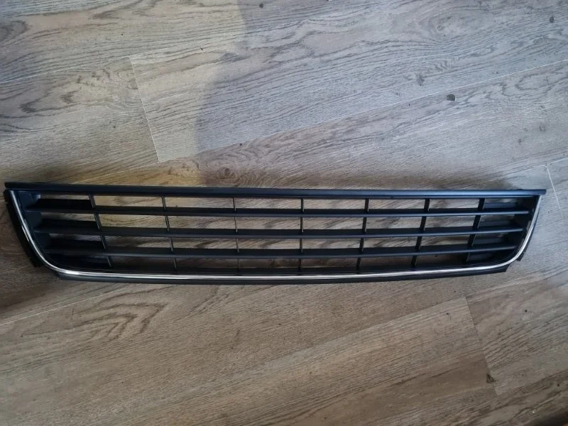 Решетка бампера с хромом центральная нижняя Volkswagen Polo 5 2015 6R