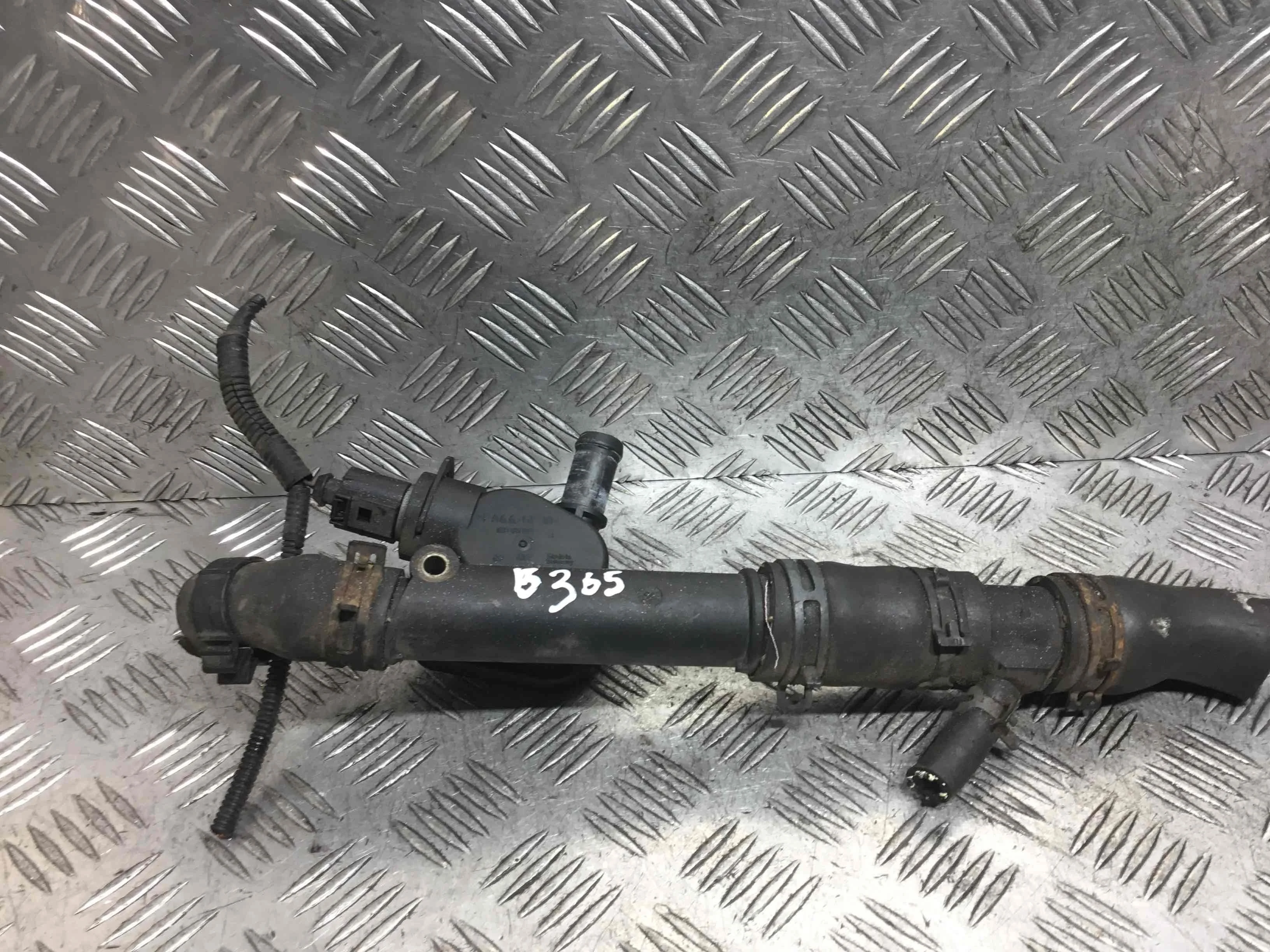 Фланец (тройник) системы охлаждения Volkswagen Polo 4 поколение (2001-2005) дизель 1.9 SDI Механика Х/б