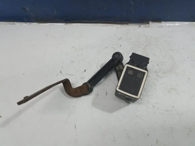 Датчик положения подвески Mercedes-Benz M-class 2010 A0105427717 W164 272.967, задний левый