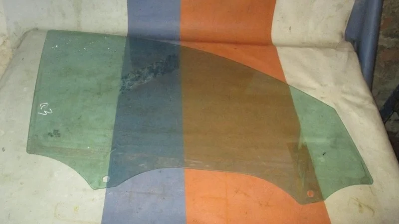 Стекло Audi Q3 8U0845202 8UB, переднее правое