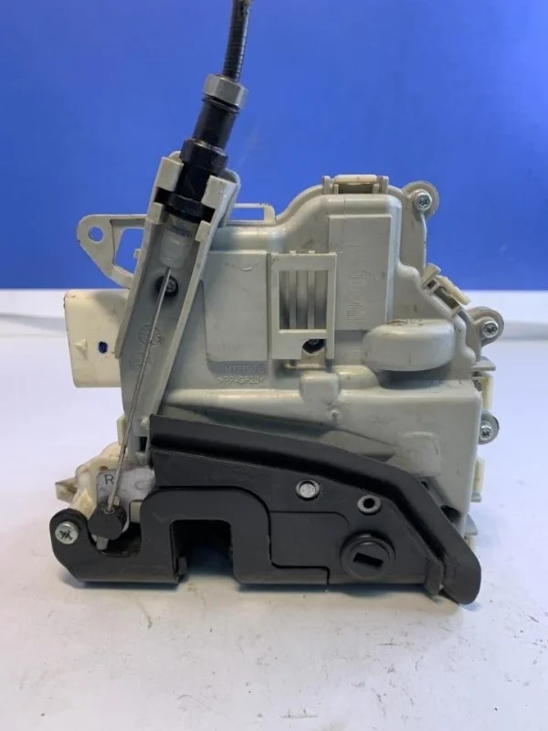 Замок двери Audi Q3 8K0839016H 8UB, задний правый