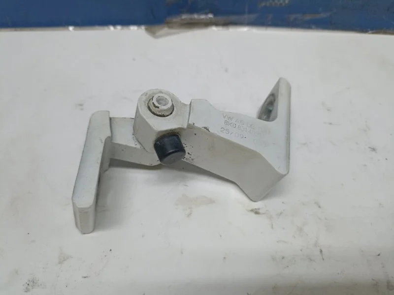 Петля двери Audi A4 2007-2015 8K0831402E B8