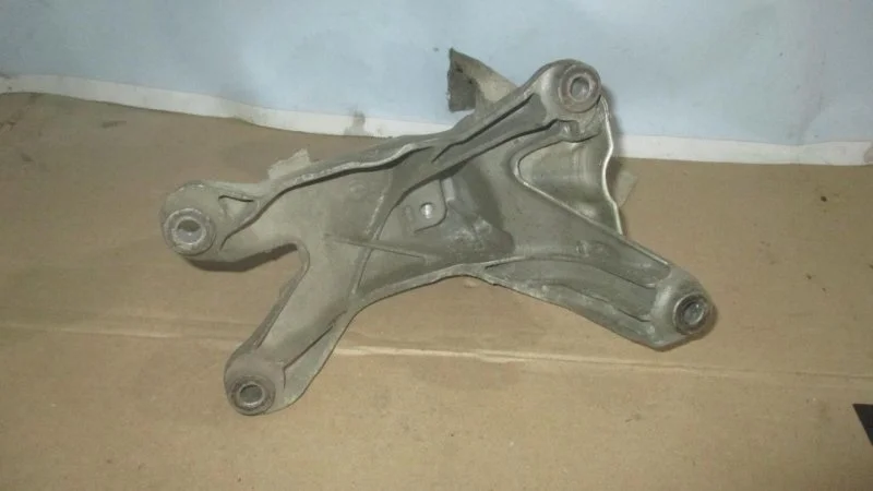 Кронштейн ДВС Audi A4 2007-2015 8K0199308BD B8, передний правый