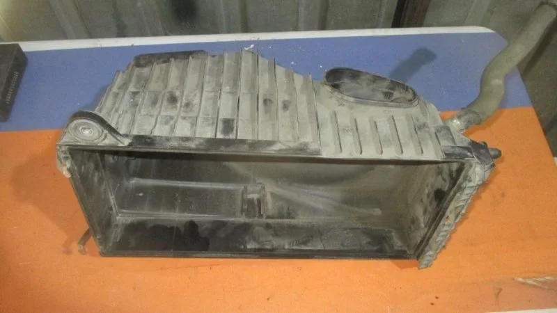 Корпус воздушного фильтра Audi Q7 2005 - 2015 7L6128607AC 4.2 BAR, левый