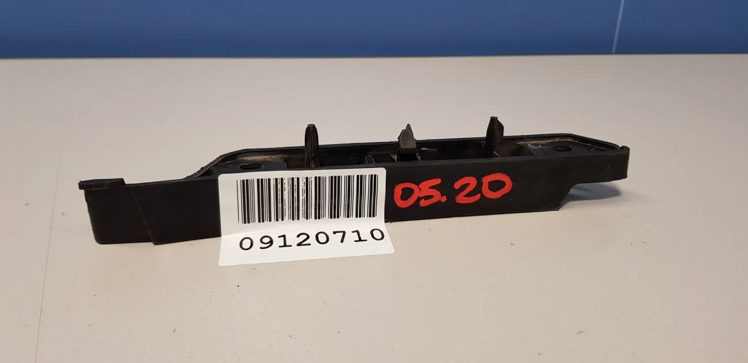 Кронштейн бампера переднего правый для Ford Focus 2.5 2008-2011