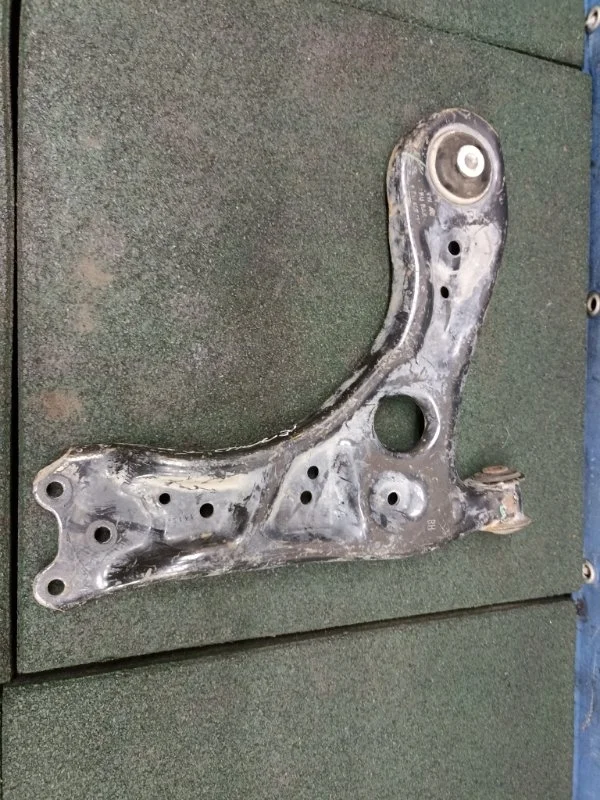 Рычаг подвески Skoda Rapid 6RU407152, передний правый