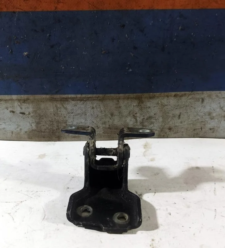 Петля двери Suzuki SX4 2006-2013 6931063JA0 1.6 M16A, передняя левая